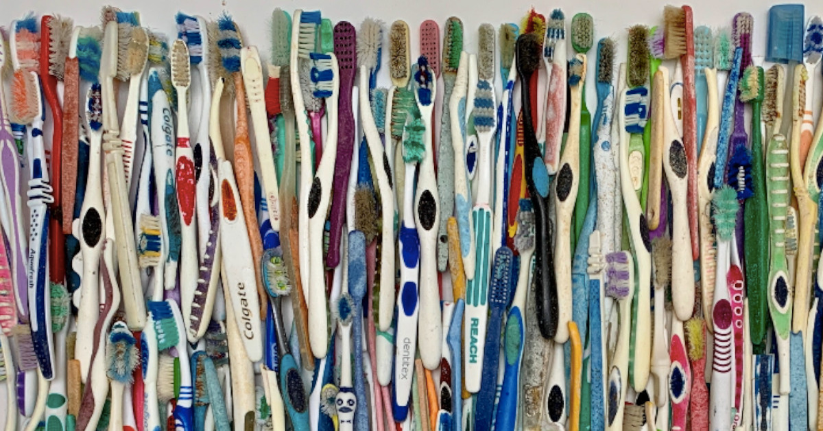 イギリス、コーンウォールの海岸でみつかったプラスチックの歯ブラシたち