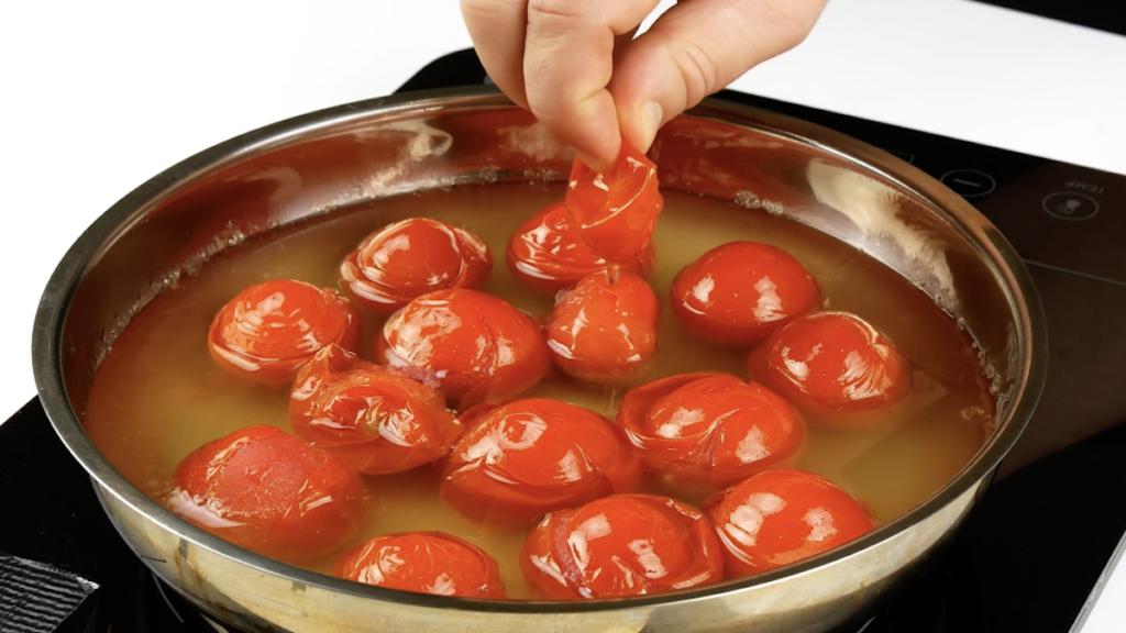 トマトを油で熱する