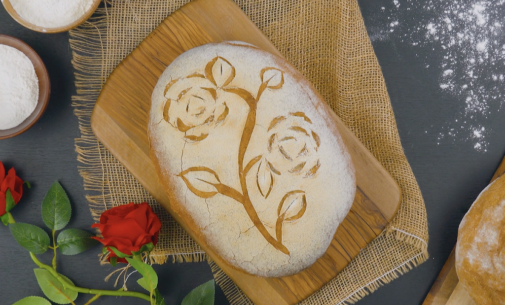 バラの模様のパンを焼く