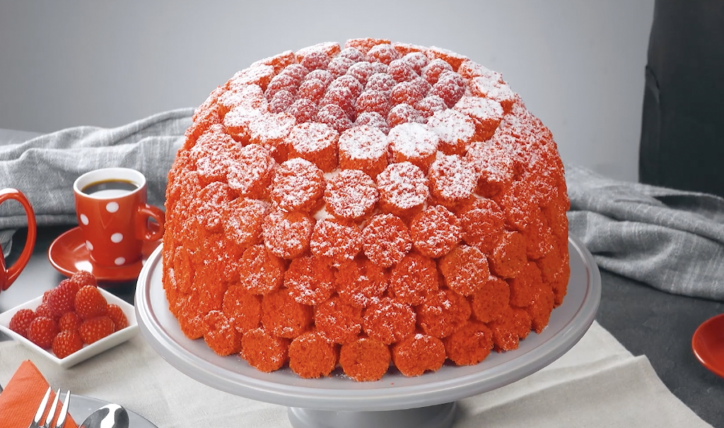 ラズベリー満載のドームケーキ