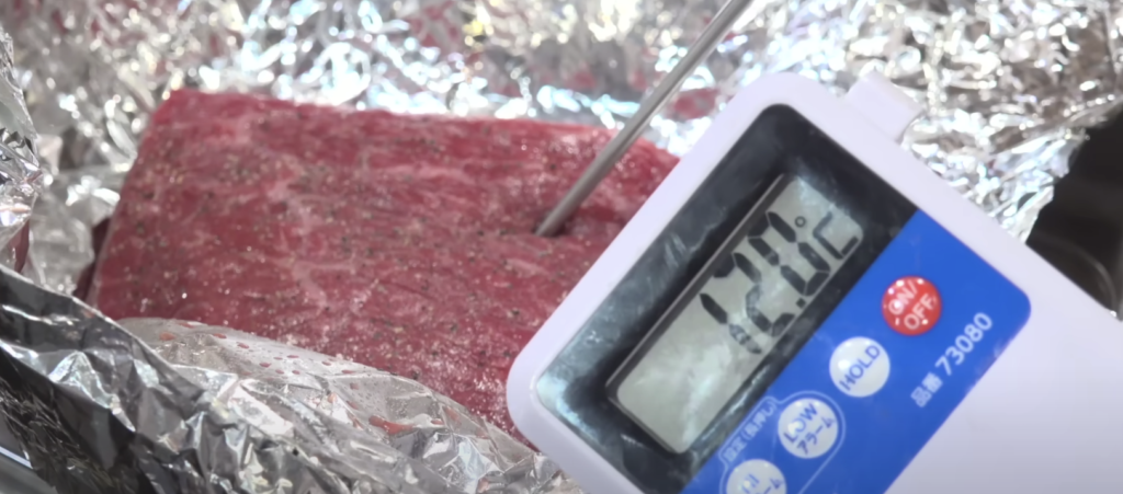 お肉の芯温が12度と計測されている写真です。