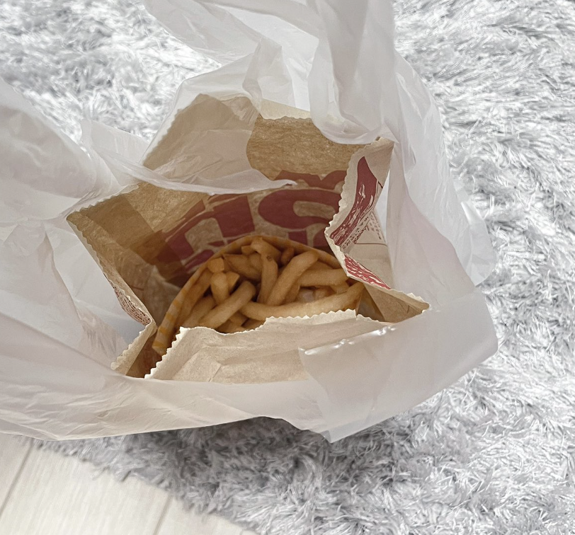 袋の口が空いた状態でテイクアウトされたマクドナルドのフライドポテトの写真です。
