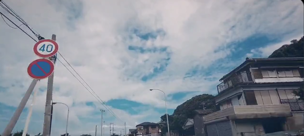 雲の様子で偶然空に現れた「ラ」という字の写真です。