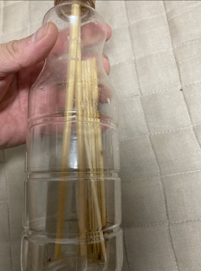 竹串を油のカラのペット容器に入れて捨てるとという方法を紹介している画像です。