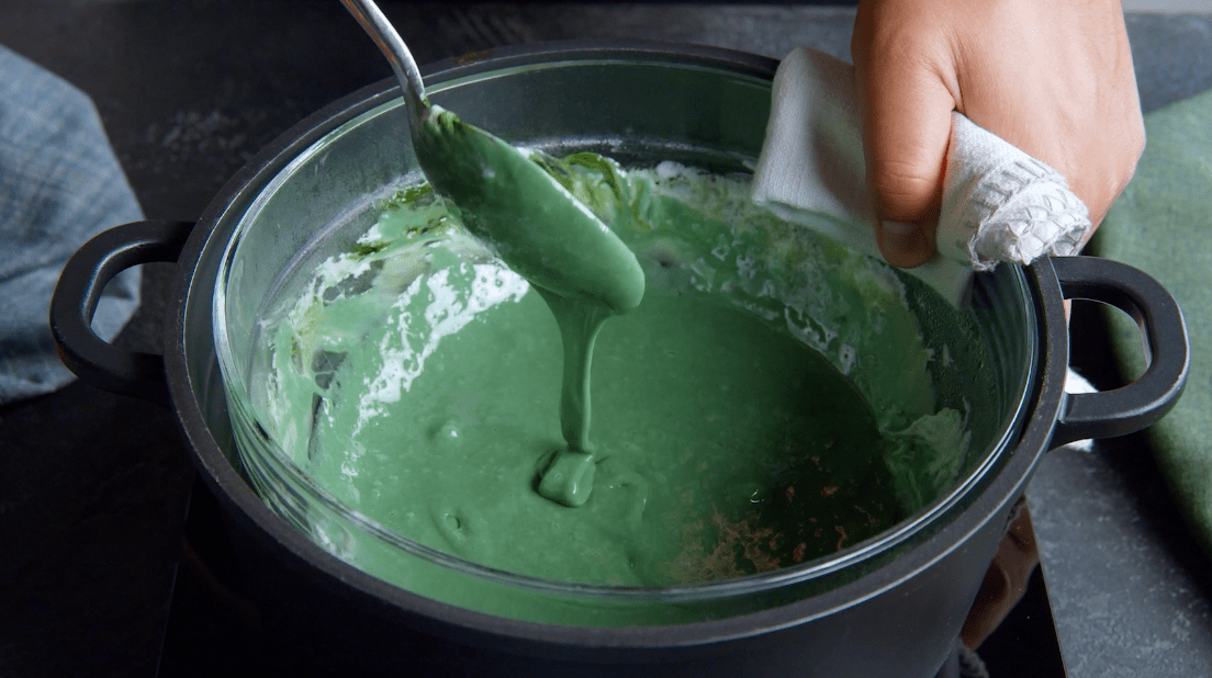 Marshmallowcreme wird mit grüner Lebensmittelfarbe eingefärbt
