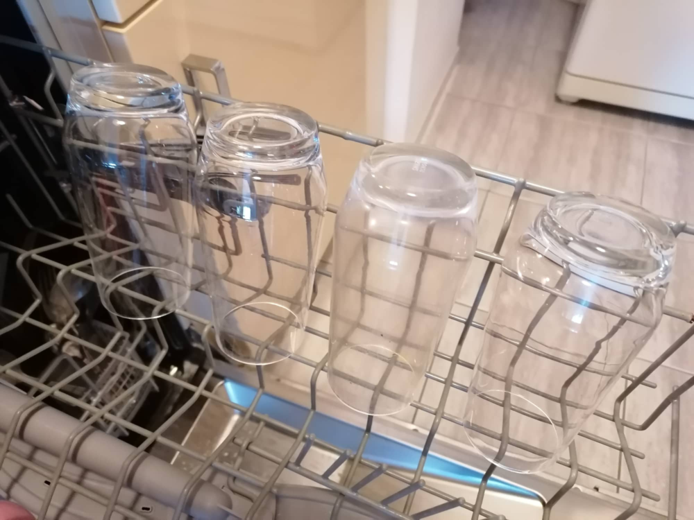 Milchige Gläser reinigen: So werden sie wieder sauber
Achte darauf, dass die Gläser im Geschirrspüler nicht zu dicht nebeneinander stehen.