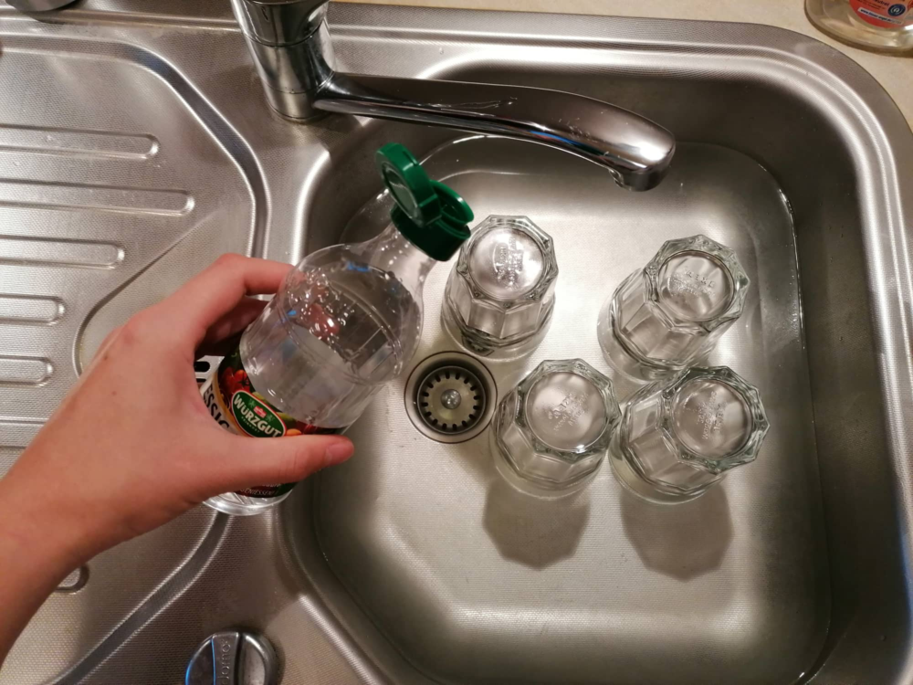 Milchige Gläser reinigen: So werden sie wieder sauber
Mit simplen Hausmitteln, wie z.B. Essig und Zitronensäure lassen sich die Kalkablagerungen entfernen.