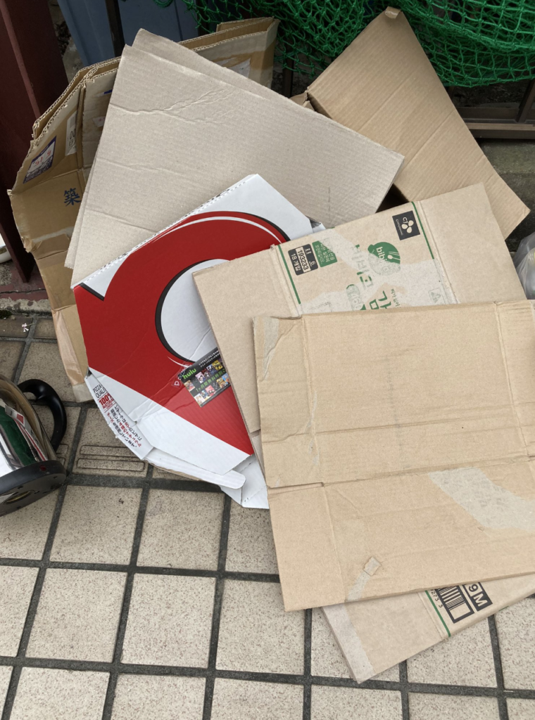 ピザの箱の適切な処分方法について。ピザの箱が紙ごみとして出されてしまっている時の画像です。